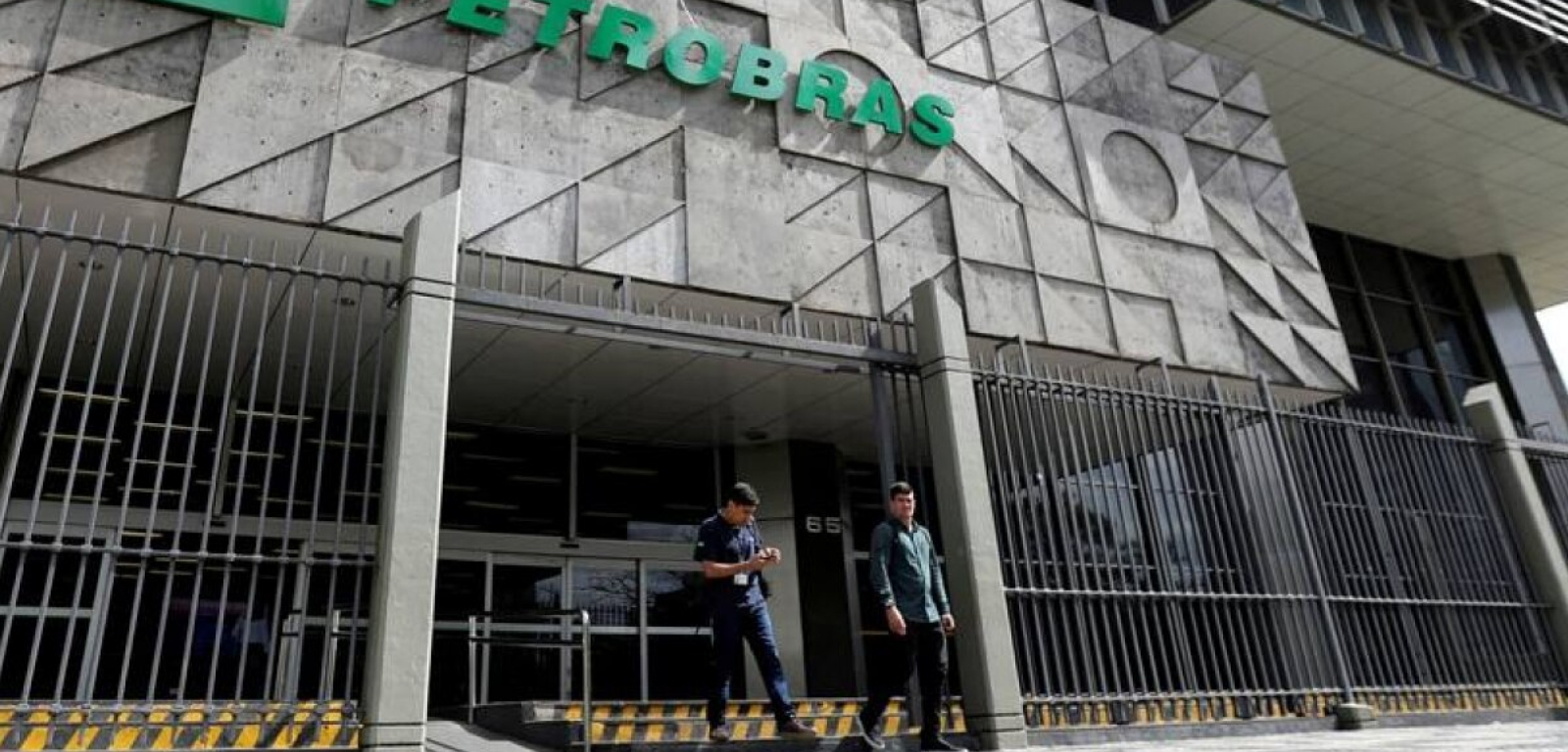 Photo of the façade of the Petrobras headquarters building in Rio de Janeiro